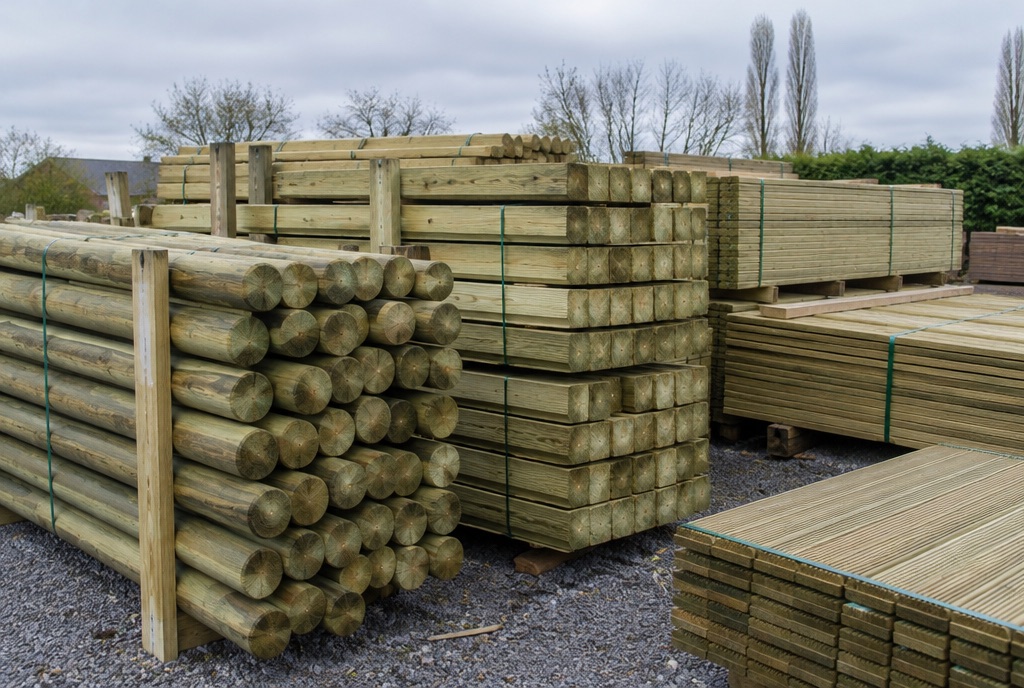 Gestapeld geïmpregneerd tuinhout